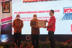 Penyerahan Penghargaan kepada PT Kepuh Kencana Arum oleh Gubernur Jawa Timur di HKSN 2021