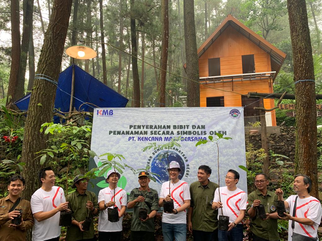 Penyerahan Bibit Secara Simbolis