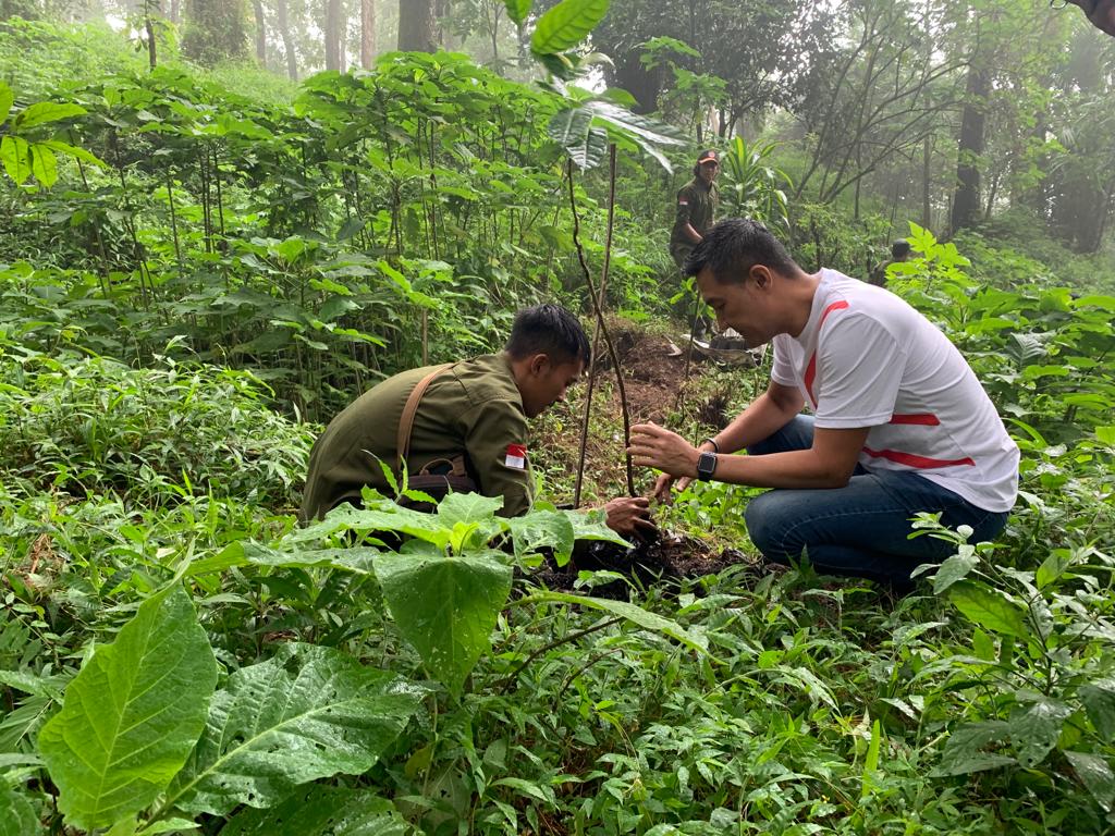 Penanaman Pohon di Kaki Gunung Welirang