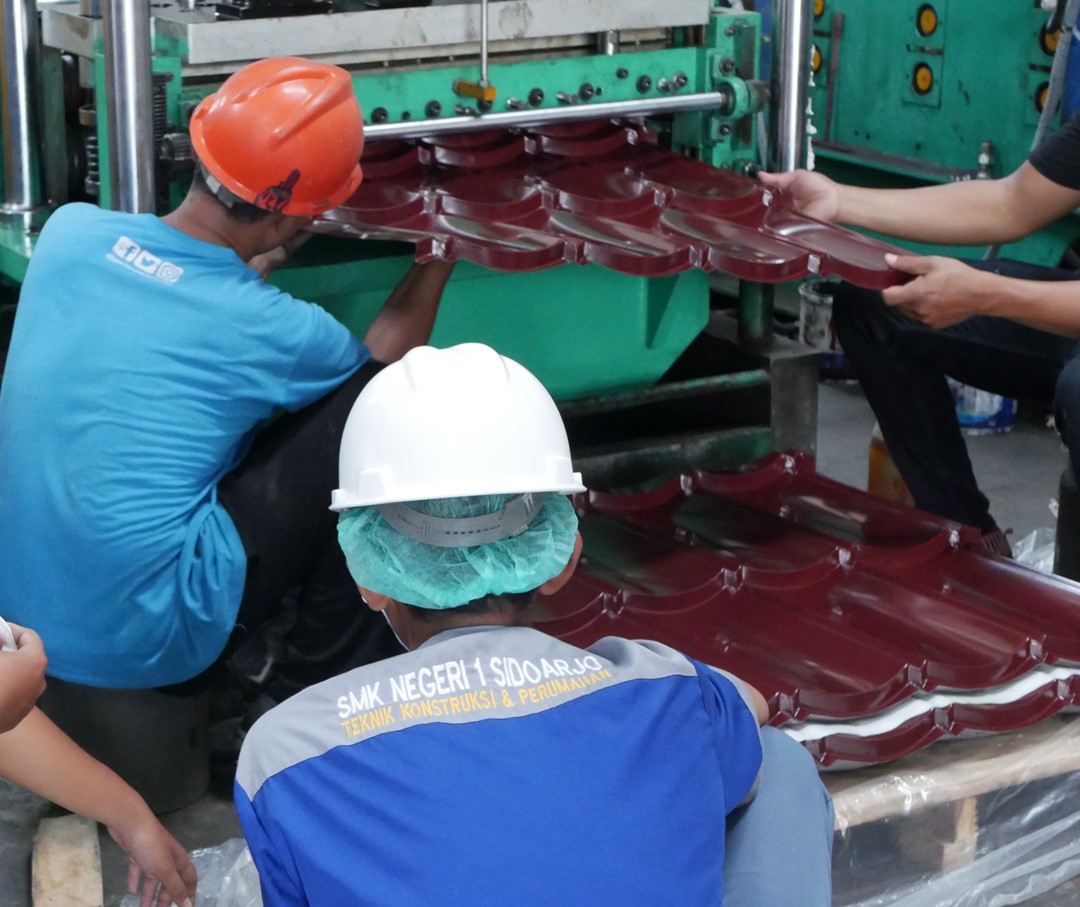Proses Produksi Genteng Metal KENCANA